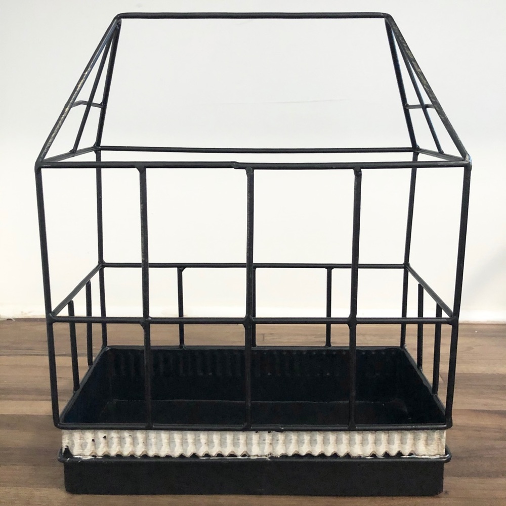 NWOT • Home Decor • Metal House Frame